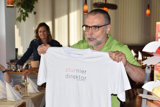 Astrid Seiser und Wilfried Schatz mit passendem T-Shirt für Dietmar Härting. | Foto: Georg Larcher