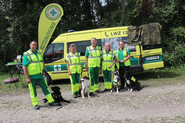 Einsatzleiter Karl Stangl (Bildmitte) mit Günter Hurm, Sieglinde Pichler, Karin Rechberger und Elisabeth Sommariva sind Ehrenamtliche bei Rettungshunde Grünes Kreuz Steiermark. Sie zeigten beim Wassertag der FF Kalsdorf, wie ihre Hunde helfen, Vermisste zu finden. | Foto: Edith Ertl