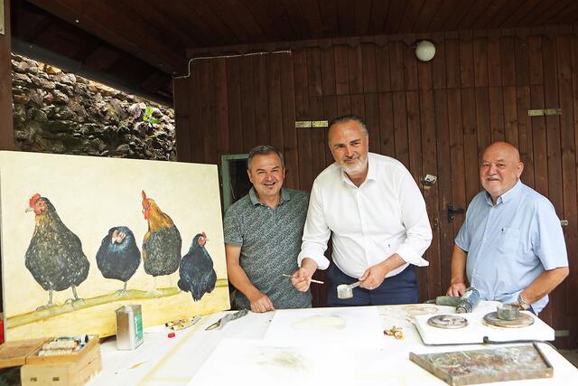 Landeshauptmann Hans Peter Doskozil (Mitte) begutachtete gemeinsam mit Harro Pirch (r.) die Werke von Maler Manfred Leirer (l.). | Foto: LMS Burgenland