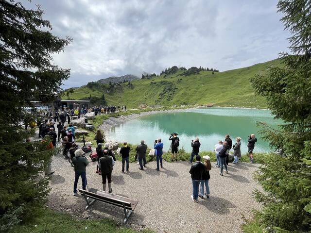 Der neue Speicherteich wurde offiziell eröffnet. Er liefert das Wasser für die Beschneiung im Winter und dient im Sommer der Erholung. | Foto: Reichel