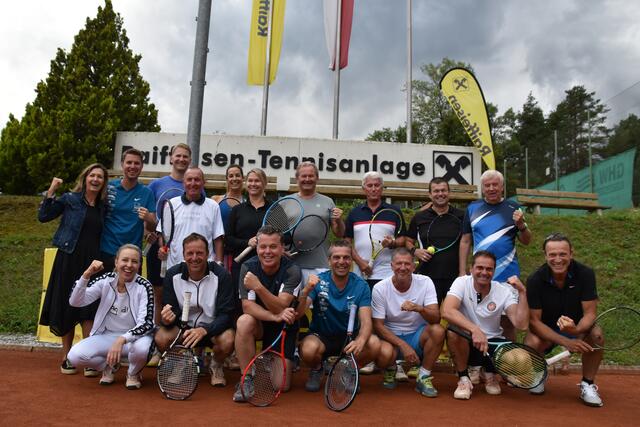 Die Promis fanden sich zum Doppel-turnier am Birkenberg ein und schwangen mit viel Teamgeist ihre Schläger. | Foto: Georg Larcher