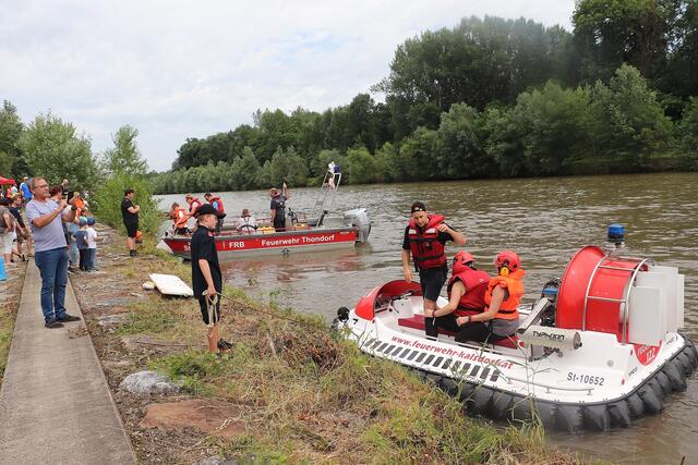 Beim Wassertag ermöglichten die Feuerwehren Kalsdorf und Thondorf der Bevölkerung Bootsfahrten auf der Mur. | Foto: Edith Ertl