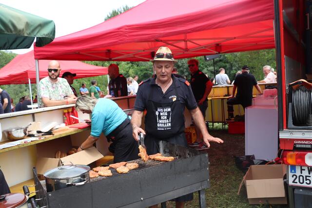 Darf beim Wassertag an der Mur nicht fehlen: perfekt gegrillte Koteletts und Würstel. | Foto: Edith Ertl