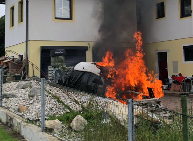 Das Auto stand in Vollbrand. | Foto: Feuerwehr