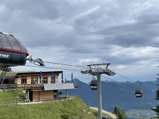 Die Umlaufbahn bringt Besucher bequem hinauf auf den Hahnenkamm in Höfen. | Foto: Reichel