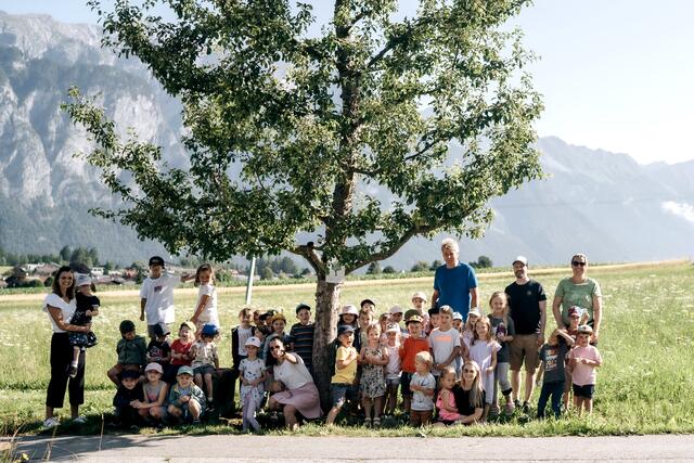 Die "Baumpaten" waren zur Stelle und befestigten Kenntafeln an den Bäumen. | Foto: photo-kiss.at