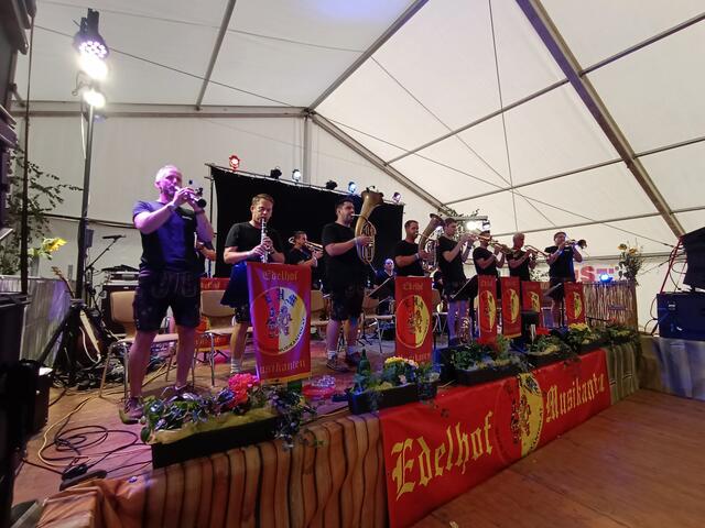 Die Edelhof-Musikanten brachten an zwei Tagen gute Laune und die richtge Stimmung ins Publikum