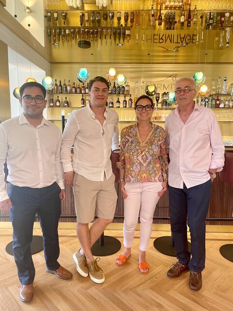 Die Kundenbetreuer der RegionalMedien Kärnten Eldar Alijew (links) und Margarete Stingl mit Moritz Unterkofler und Eigentümer Hermann Unterkofler (rechts) bei der Eröffnung des neuen "Hermitage Vital Hotels" in Maria Wörth