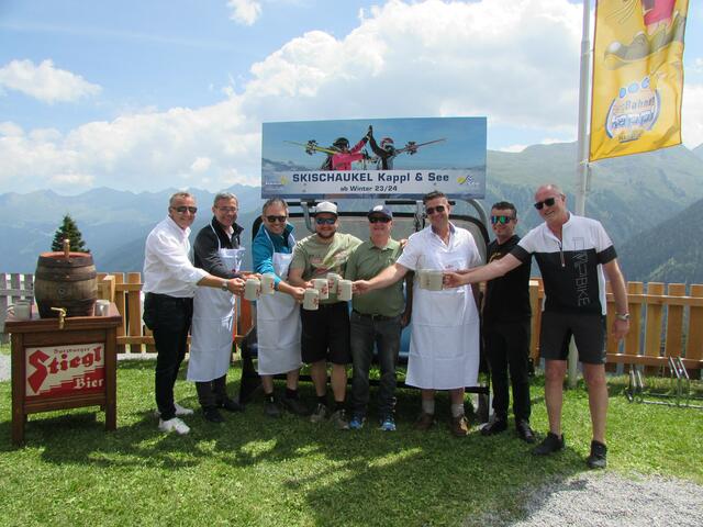 Gemeinsamer Kartenverbund mit Bieranstich gefeiert: Viktor Donnemüller, Norbert Grissemann, Christoph Mallaun, Mathäus Tschiderer, Andreas Kleinheinz, Egon Jäger, Thomas Spiss, Werner Kurz.
