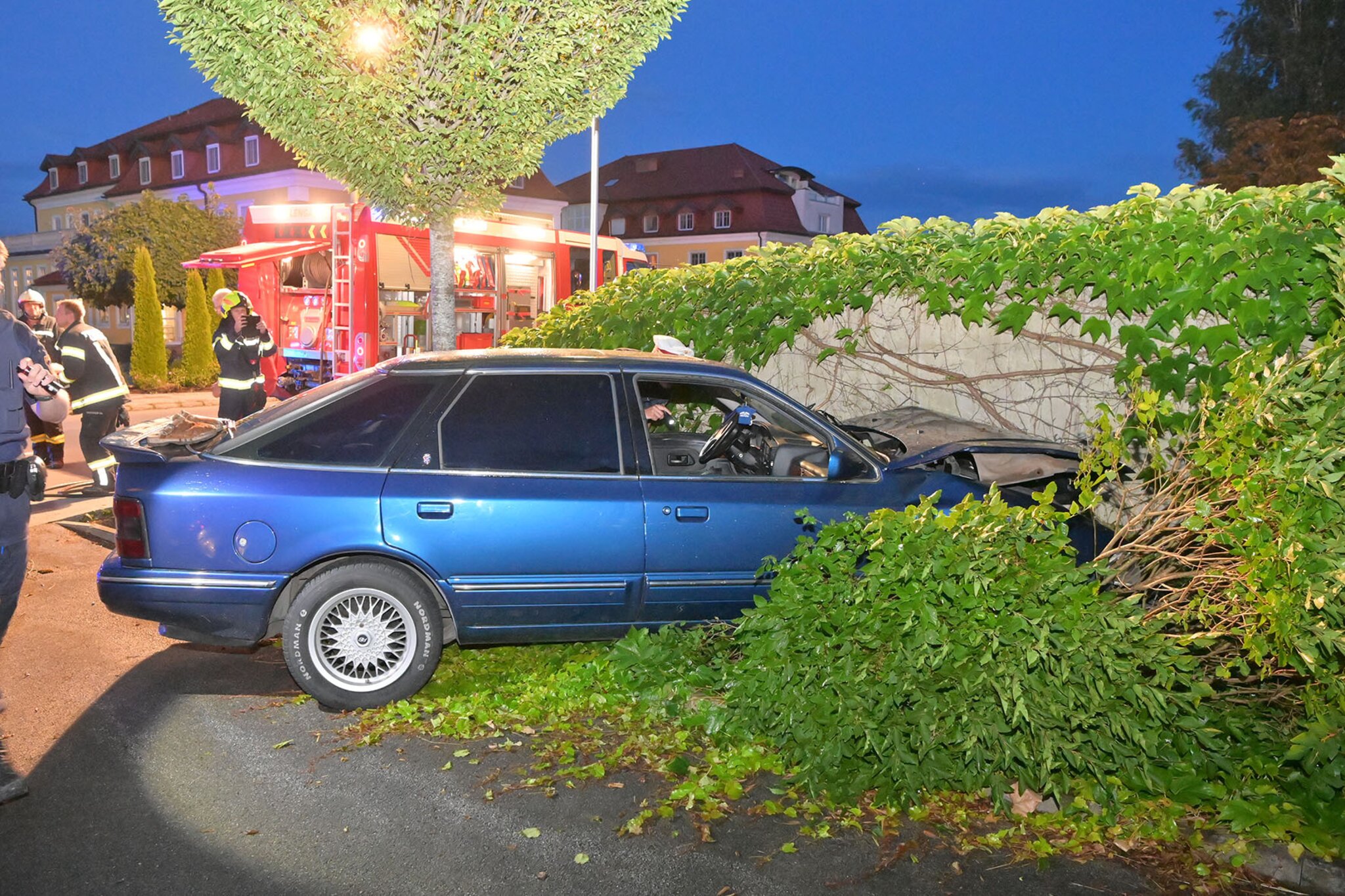 Schwerer Unfall in Lengau: Auto prallte frontal gegen Betonmauer - Braunau