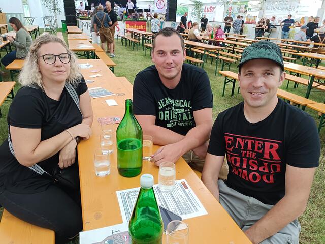 Carina, Thomas und Peter genossen gekühlte Getränke