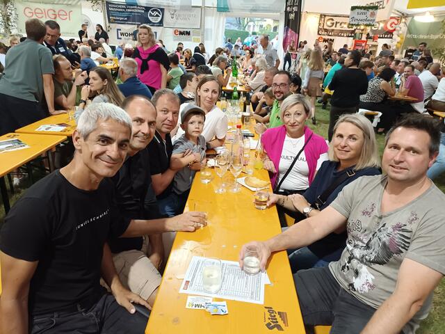 Bürgermeisterin Claudia Schlager (3. v.r.) mit Gatten Thomas (1.v.l.) und gemeinsamen Freunden