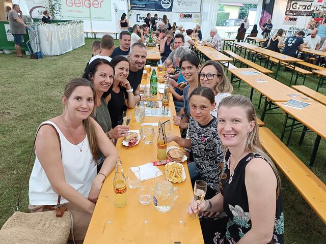 Kathi, Bettina, Michi, Marcus, Ivett, Eva, Elina und Sarina genossen die Stimmung