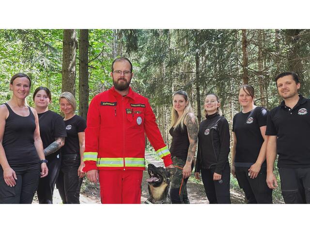 Dominik Schernthaner und sein Team trainieren ihre Hunde freiwillig und gehen ehrenamtlich mit ihnen in den Sucheinsatz. | Foto: BRS