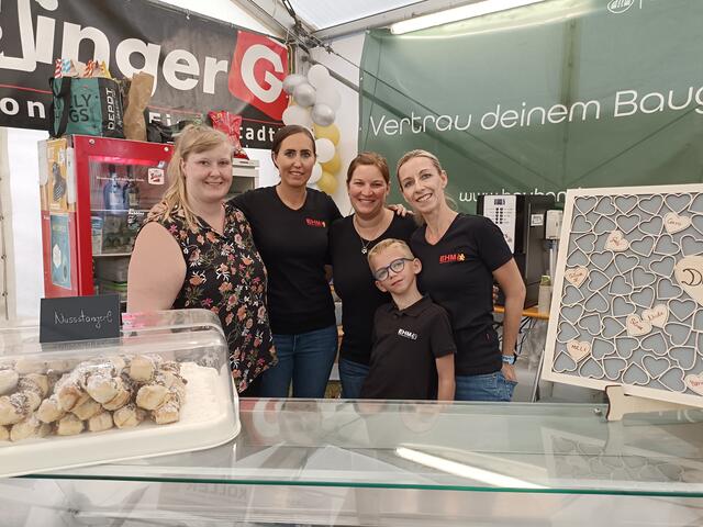 Die "süßen Damen" verwöhnten die Gäste mit Mehlspeisen und Kaffee