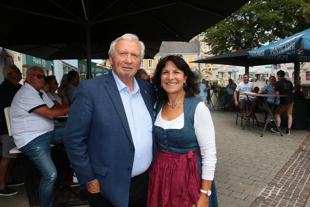 Bürgermeister Herbert Osterbauer mit Sängerin Gerti Lackner.