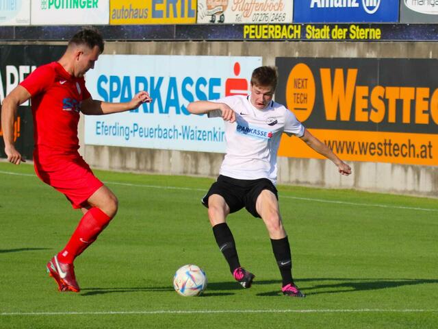 Mit 0:6 musste sich Union Dorf an der Pram (in Rot) den Landesligisten Peuerbach geschlagen geben.  | Foto: Union Peuerbach