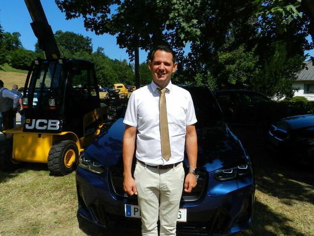 Bgm Jürgen Rummel war mit seinen neuen E -Auto gekommen um es vom Bischof Weihen zu Lassen