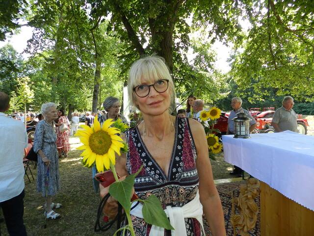 Gabriele Bäck Freut sich über die schöne Sonenblume