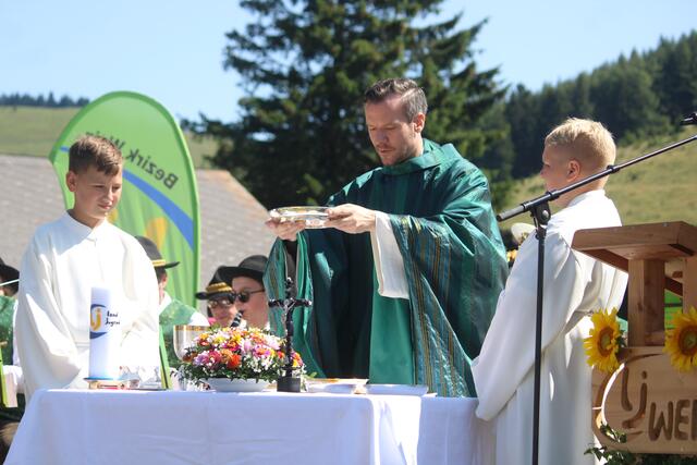 Pfarrer Thorsten Schreiber hielt am Vormittag die Heilige Messe ab. | Foto: RegionalMedien Steiermark/Hofmüller