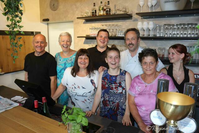 Das Team rund um Franz Bogner sorgte für zufriedene Gäste. Organisator Wolfgang Gratschmaier und Vizebürgermeister Jutta Polzer mit Gf. der Pkomm Florian Kleinhagauer, Küchenchef Franz Bogner, Gabi und Leoni Fellner, Gerti Stern und Anna Hoyer.