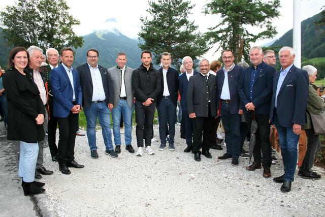 Gemeindevertreter aus dem Stubaital und dem Oberen Stanzertal waren bei der Gedenkfeier anwesend.  | Foto: Mair