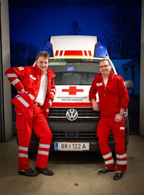 Anton Witzmann aus Aspach und Gerold Schaber aus Burgkirchen sind seit 25 Jahren als Team an der Rotkreuz-Ortsstelle Altheim im Einsatz. | Foto: OÖRK/Reichinger