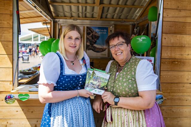 Erlebnisregion-Geschäftsführerin Manuela Machner (r.) und ihr Team stellen neue Familienschätze vor. | Foto: Fössl