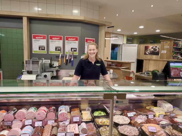 Feinkostverkäuferin Yvonne Steinbuch absolvierte bereits ihre Lehre im Nah&amp;Frisch-Markt in Pischeldorf und blieb dem Team auch danach als Mitarbeiterin erhalten.
 | Foto: Privat