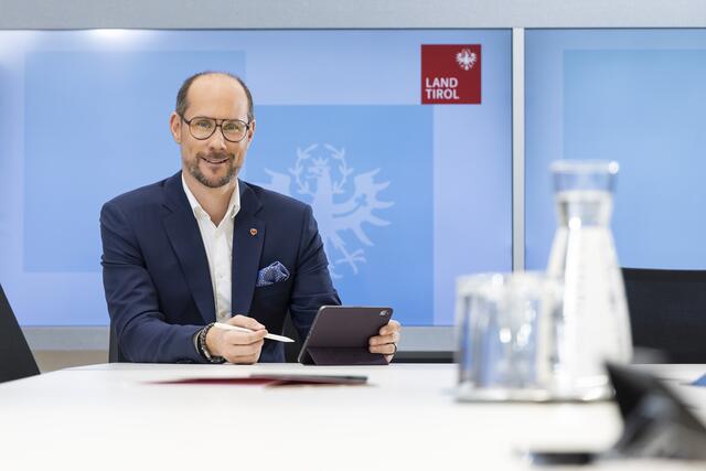 Gerber: „Uns ist es ein Anliegen, die Tirolerinnen und Tiroler rund um die Uhr und ortsunabhängig mit wichtigen Neuigkeiten zu versorgen. Vor allem bei besonderen Ereignissen rund um die Sicherheit ist es wichtig, dass die Informationen schnellstmöglich zu den Bürgerinnen und Bürgern gelangen.“ | Foto: © Land Tirol/Die Fotografen