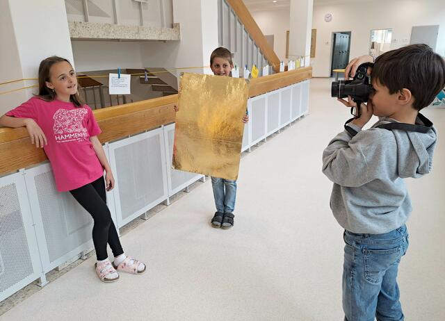 Die Schülerinnen und Schüler hatten sichtlich Spaß daran sich als Fotografen zu betätigen. | Foto: Andrea Rachensperger