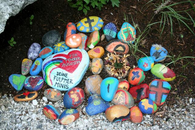 Ministranten aus Fulpmes legten bunte Steine im Andenken an Pfarrer Augustin nieder. | Foto: Mair