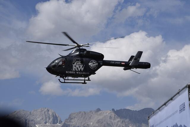 Standesgemäße Anreise auf die Reiteralm: Superstar Robbie Williams ließ sich während des Fluges bereits das Zielstadion der Planai, den Ort seiner Konzerte, zeigen. | Foto: Marc Hollinger