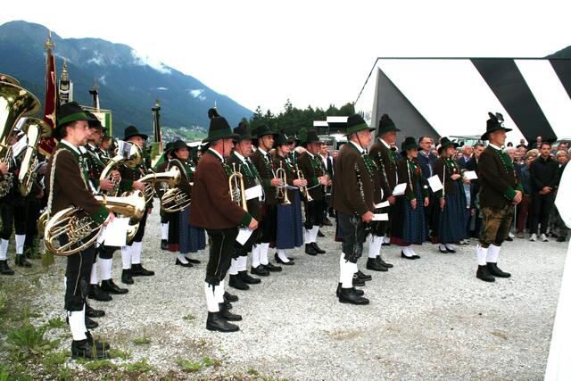 Musikanten aus allen fünf Gemeinden unter der Leitung von Josef Wetzinger umrahmten die Gedenkfeier.  | Foto: Mair
