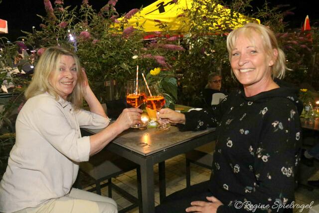 Margit Ambros und Beate Faust kamen auf einen Drink vorbei. 