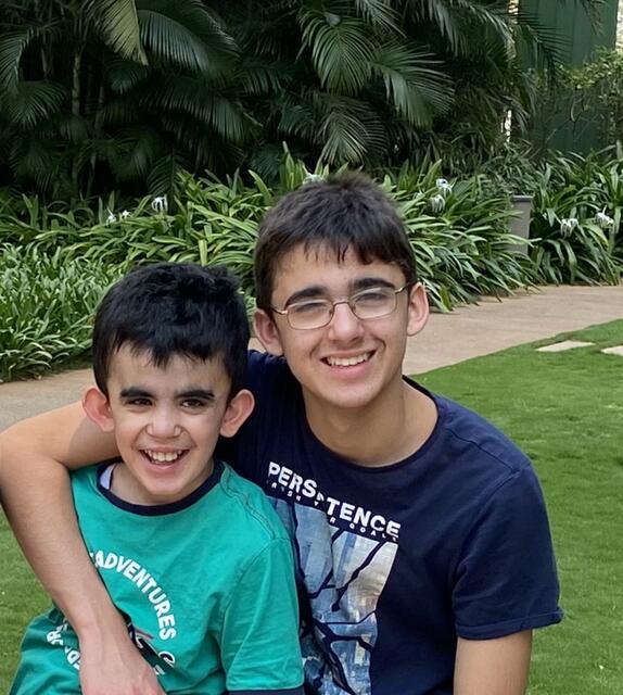 Der 12-jährige Leon mit seinem älteren Bruder Mark. | Foto: Caritas