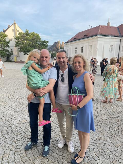Intendant Michael Garschall mit Monica, Robert und der kleinen Maja | Foto: Oper Klosterneuburg