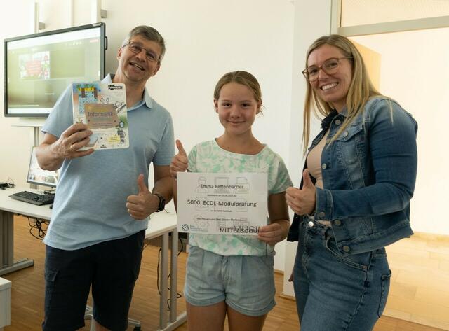 Der Jubiläumskandidatin Emma Rettenbacher wird von Robert Scharfetter (ECDL-Koordinator der Schule) und ihrer Lehrerin Kathrin Huber gratuliert. | Foto: Musik-Mittelschule Radstadt