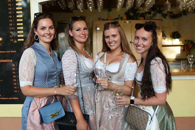 Augenweide beim Heurigen: Katharina, Daniela, Verena und Victoria. | Foto: Manfred Wlasak