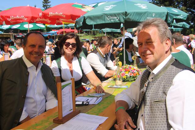Viele Ehrengäste kamen auf die Teichalm. Hier im Bild v.l.: NRAbg. Christoph Stark, Bezirksbäuerin Ursula Reiter und LK Stmk. Präsident Franz Titschenbacher. | Foto: RegionalMedien Steiermark/Hofmüller