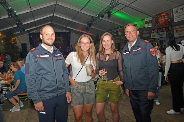 FF Kommandant Georg Wieshofer mit Isabell, Hanna und FF Kommandant Stellvertreter Othmar Doppelbauer.

  | Foto: BRS/Pointinger