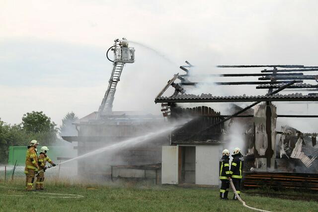 Mittlerweile ist der Brand unter Kontrolle. Es wurden die Brandermittlungen eingeleitet. | Foto: FF Oberndorf
