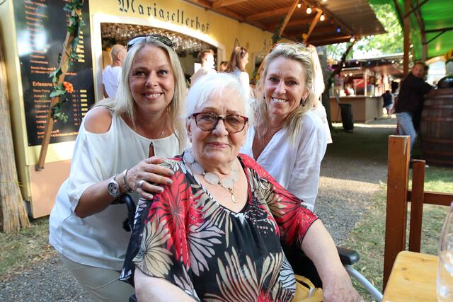 Ihren 90er feierte Mrs. Florentina aus Leads in England mit Nichte Carmen Neurauter und deren Freundin Ursula Wollmann beim Parkheurigen Leobersdorf. Congratulations! | Foto: Manfred Wlasak