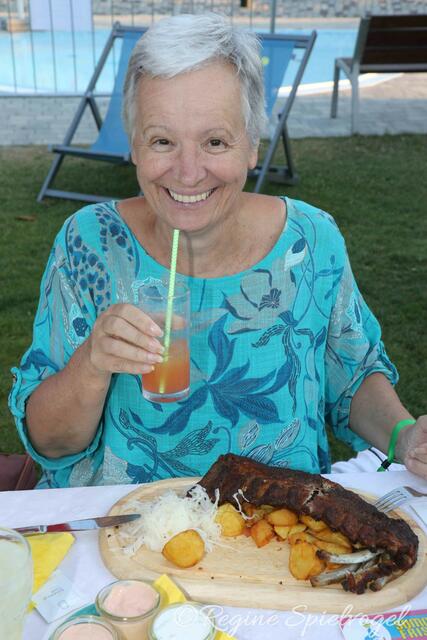 Vizebürgermeisterin Jutta Polzer ließ sich die Spareribs vor dem Konzert schmecken.