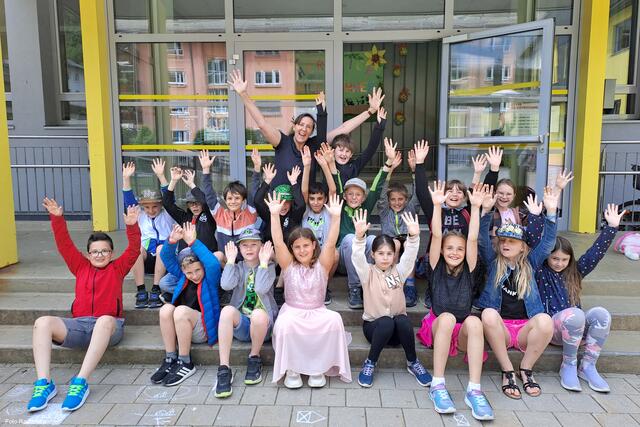 Die fleißigen Fotografen der dritten Schulstufe mit Profi Andrea Rachensperger. | Foto: Andrea Rachensperger