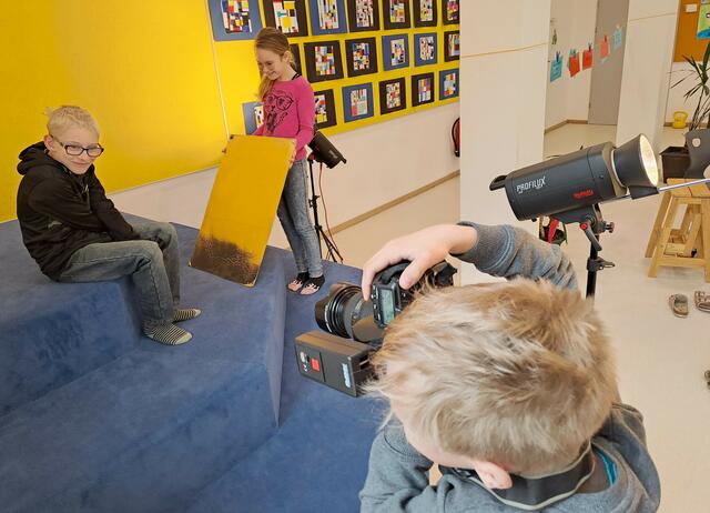 Wie wahre Profis versuchten sich die Schülerinnen und Schüler an der Ausrüstung von Andrea Rachensperger. | Foto: Andrea Rachensperger