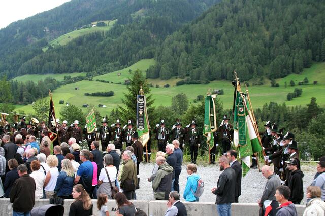 Fahnenabordnungen erwiesen Pfarrer Augustin die Ehre. | Foto: Mair