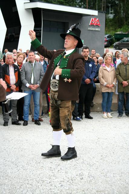 Beim Pfarrkoordinator und Kapellmeister von Fulpmes, Josef Wetzinger, liefen alle Fäden der Organisation dieser Gedenkfeier zusammen.  | Foto: Mair