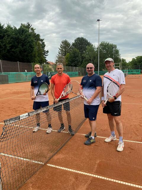 Das Jubiläumsturnier geht an Andreas Korzil und Mike Vogler (rechts) die das Finale gegen Torsten Korzil und Christian Strobl in 2 Sätze gewinnen!

