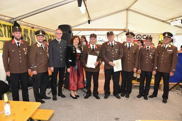 Verdienstkreuz der Landesregierung in Bronze und Silber an Nikolaus Dengg (links mit Urkunde) und Johann Kollau mit Verantwortlichen im Bereichsbezirk Murau und Bgm. Cäcilia Spritzer und NRAbg. Karl Schmidhofer. | Foto: Anita Galler